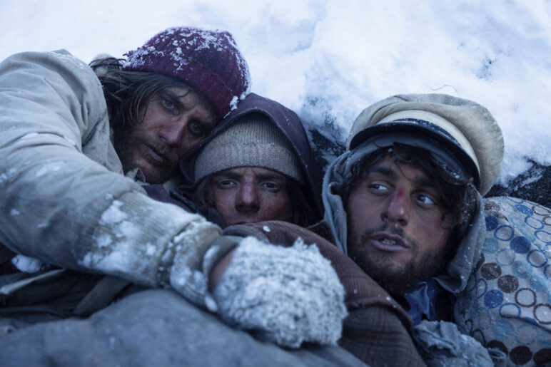 Supervivientes de la tragedia de los Andes arropan a Bayona en Venecia con  su película La sociedad de la nieve