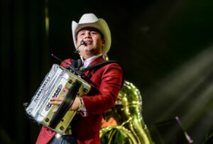 Remmy Valenzuela seduce y enamora el Auditorio Telmex
