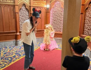 Harry y Meghan visitan Disneyland y hacen la postal perfecta de una familia