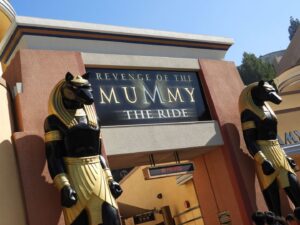 Revenge of the Mummy-The Ride una montaña rusa que se atreve a encerrarte en la oscuridad