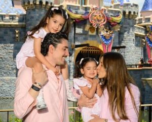 Alex Fernández festeja el cumpleaños de Alexia Hernández con una escapada familiar a Disneyland Resort