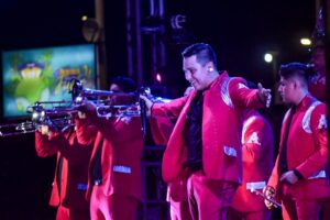 La Arrolladora Banda El Limón ofrece una velada cargada de emociones y recuerdos